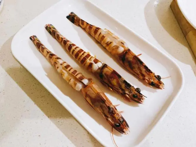 红烧竹节虾是一道以竹节虾为主要食材的传统中华美食。它以竹节虾的鲜嫩和酱汁的浓郁为特点，口感鲜美，回味