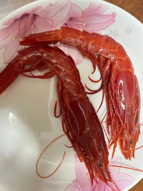 牡丹虾、红魔虾和海鳌虾是三种备受喜爱的海鲜美食。它们在不同的地方和文化中都有着独特的地位和口味。在本