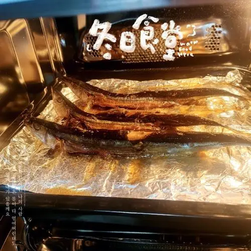 秋刀鱼的烤箱烤制方法（烤箱烤秋刀鱼的做法）
