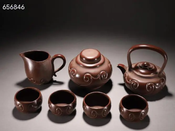 紫砂壶是一种传统的茶具，其因为带有特殊的矿石成分而被广泛赞誉。然而，有传言称遇热水后，紫砂壶会变色，